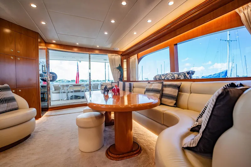 Slide: The Image of Luxuriöser Salon einer Horizon 62 Motoryacht von 2003 mit eleganter Einrichtung und großen Fenstern. - 13