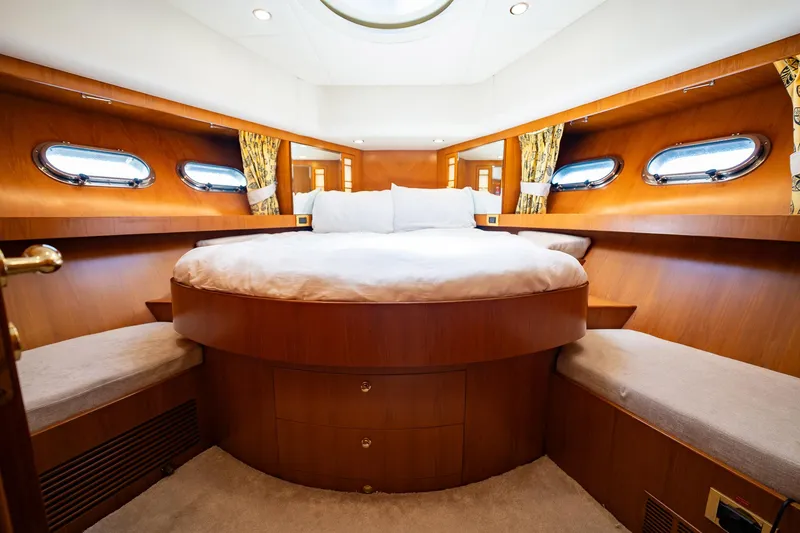 Slide: The Image of Luxuriöses Schlafzimmer mit rundem Bett, Holzmöbeln und Bullaugenfenstern in einer Yacht. - 37