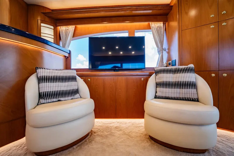 Slide: The Image of Der Innenraum einer Horizon 62 Motoryacht von 2003 zeigt zwei weiße Sessel und einen Fernseher. - 9