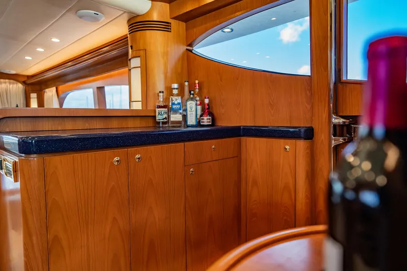 Slide: The Image of Innenansicht einer Horizon 62 Motoryacht von 2003 mit eleganter Holzverkleidung und einer Bar mit Spirituosen. - 15