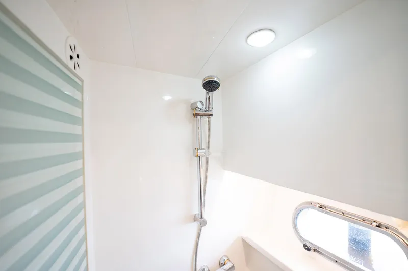 Slide: The Image of Die Dusche in der Horizon 62 Motoryacht von 2003 hat eine moderne Duscharmatur und ein Fenster. - 41