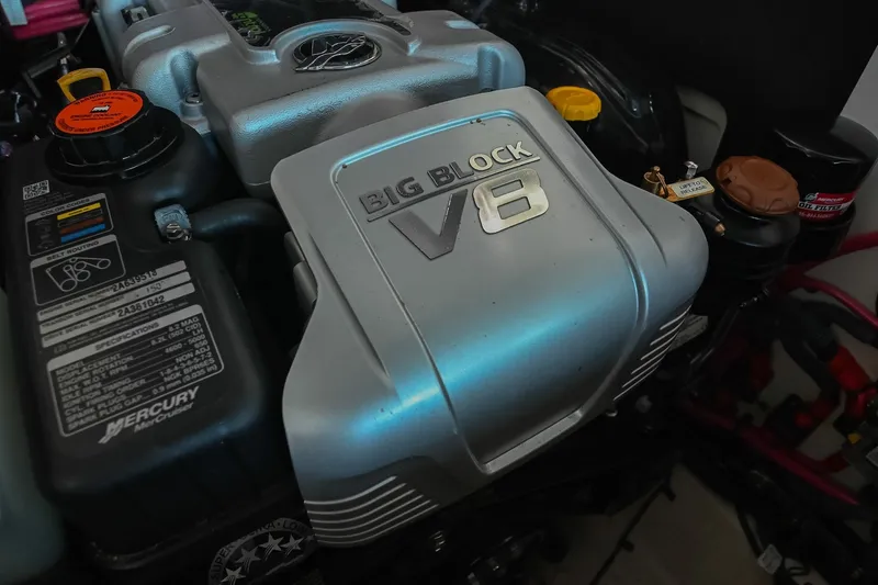 Slide: The Image of Engine of 2019 Sea Ray SLX 280 with Big Block V8 branding. - 37