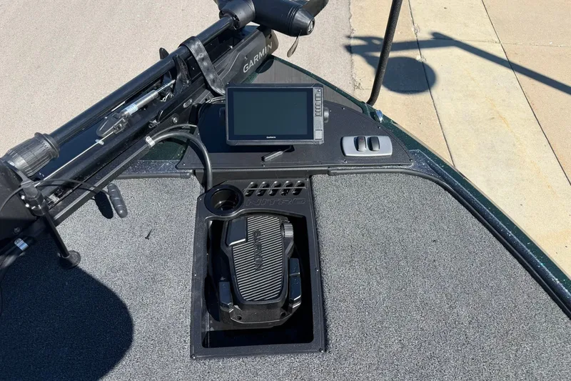Slide: The Image of Nitro Z18 XL Pro 2027 with advanced control system and fish finder. - 15