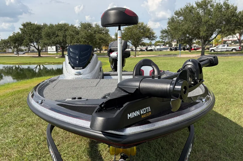 The Image of Nitro Z17 2027 boat with Minn Kota Maxxum motor on grassy lakeside. - 1