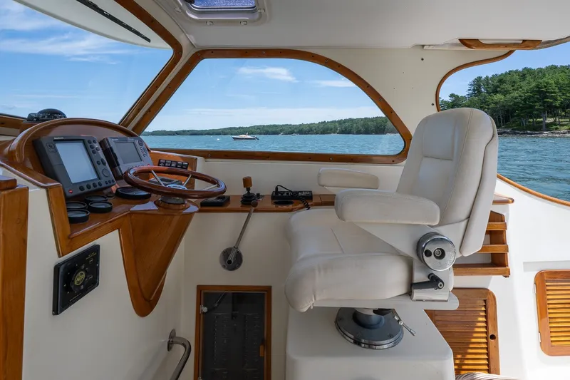 Slide: The Image of Helm of 2000 Hinckley Picnic Boat 36 Classic with leather seat and navigation equipment. - 18