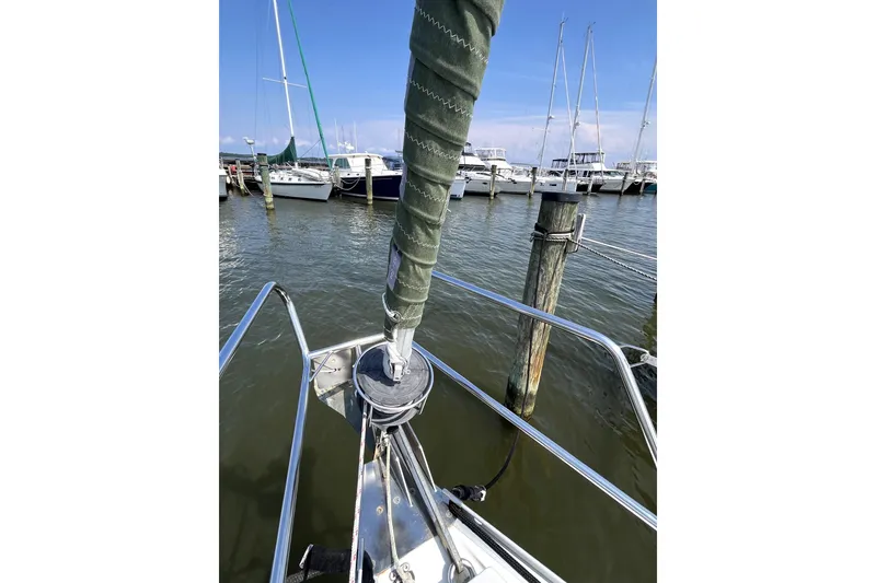 Slide: The Image of Bow view of a 2006 Beneteau Oceanis 393 sailboat docked in a marina. - 67
