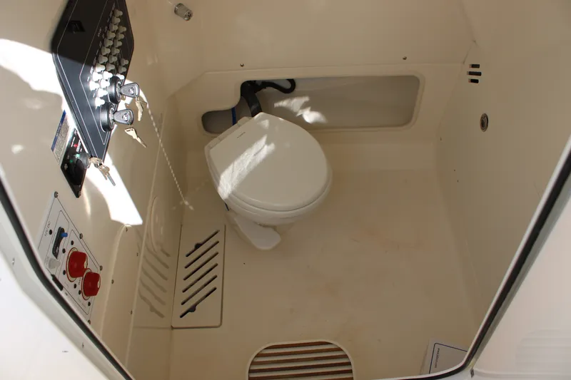 Slide: The Image of Boston Whaler 250 Outrage 2027 - 18