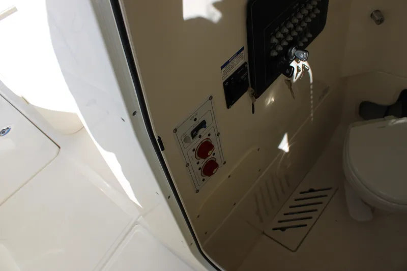 Slide: The Image of Boston Whaler 250 Outrage 2027 - 19