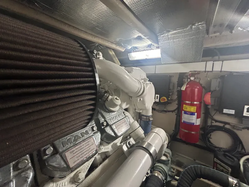 Slide: The Image of Sea Ray 550 SEDAN BRIDGE 2005 - 26