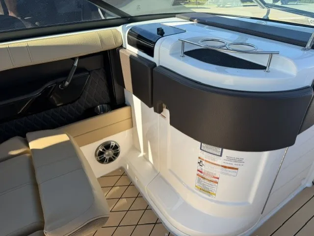 Slide: The Image of Sea Ray 280 SLX 2022 - 10