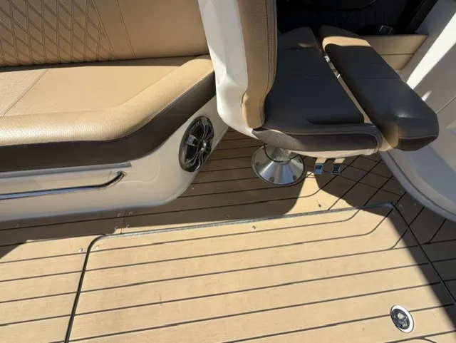 Slide: The Image of Sea Ray 280 SLX 2022 - 14