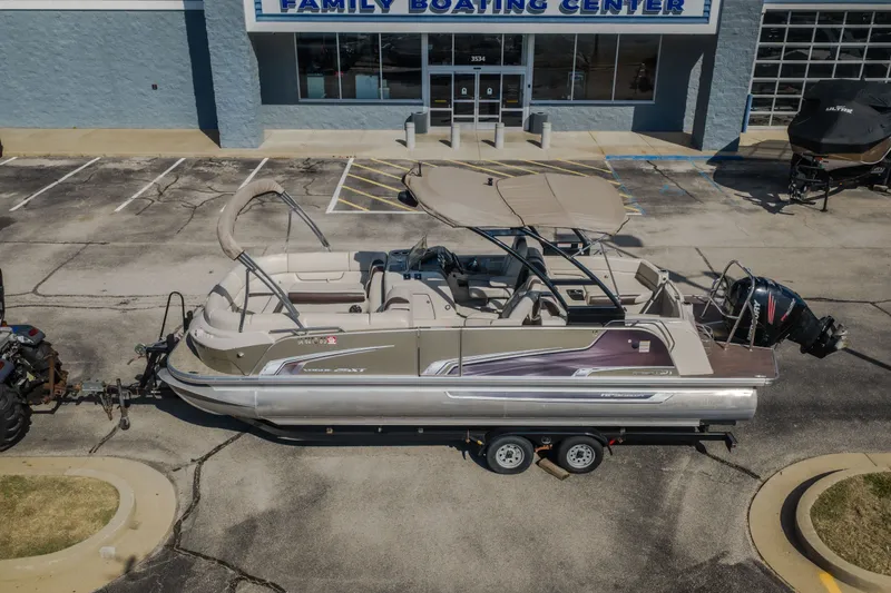 Slide: The Image of 2017 Princecraft Vogue 25 XT pontoon boat parked at Family Boating Center. - 37