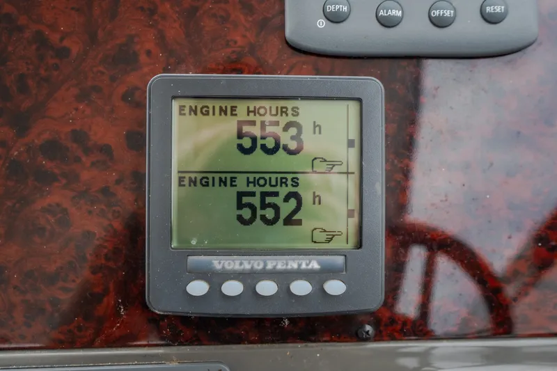 Slide: The Image of Volvo Penta engine hour meter displaying 553 and 552 hours on Regal Commodore 4460, 2009 model. - 55