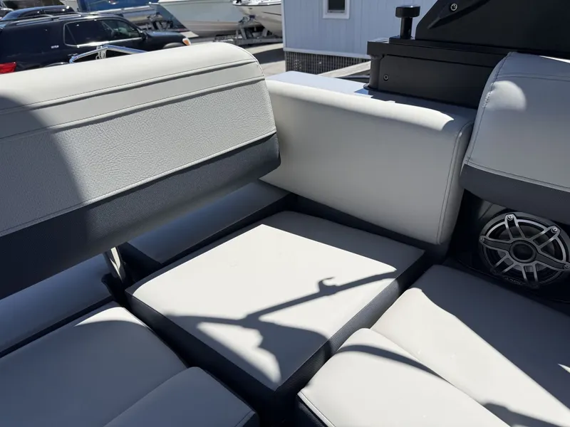 Slide: The Image of Harris Grand Mariner 250 2027 - 40
