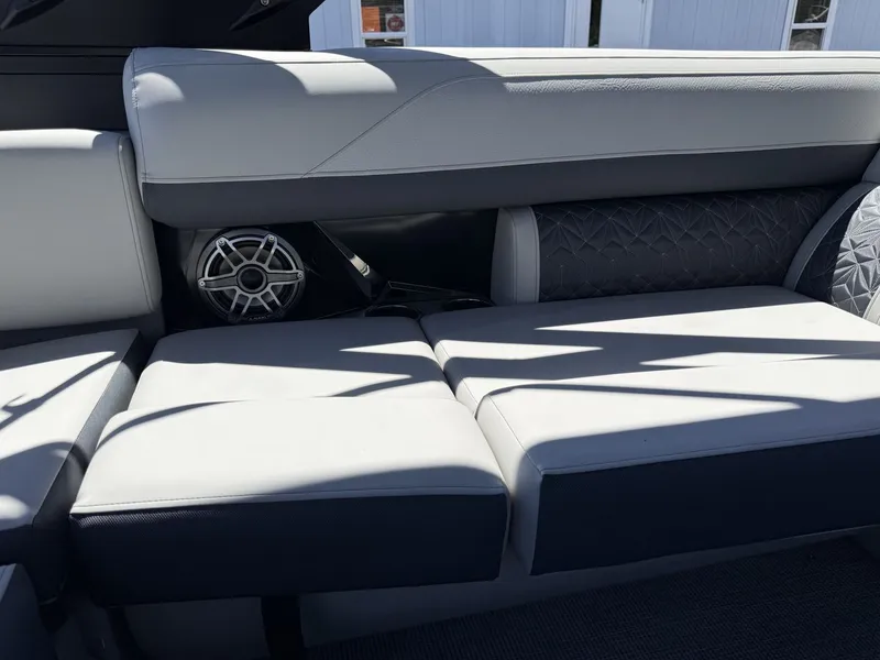 Slide: The Image of Harris Grand Mariner 250 2027 - 41