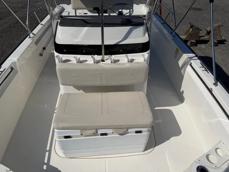 Slide: The Image of Boston Whaler 210 MONTAUK 2018 - 22
