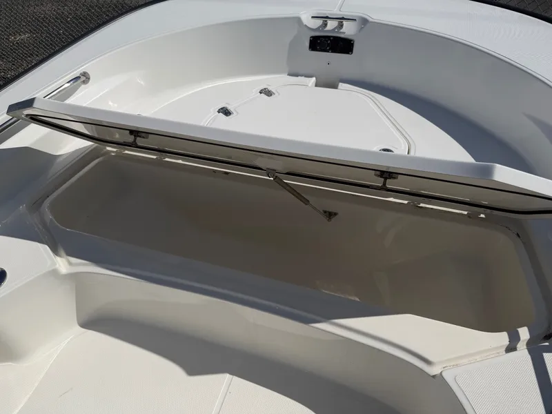 Slide: The Image of Boston Whaler 210 MONTAUK 2018 - 21
