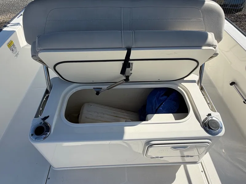 Slide: The Image of Boston Whaler 210 MONTAUK 2018 - 16