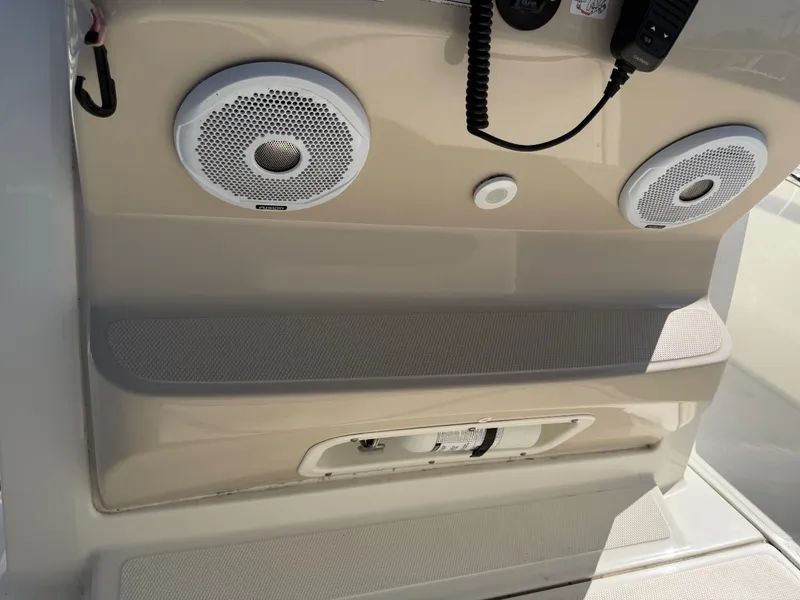 Slide: The Image of Boston Whaler 210 MONTAUK 2018 - 18