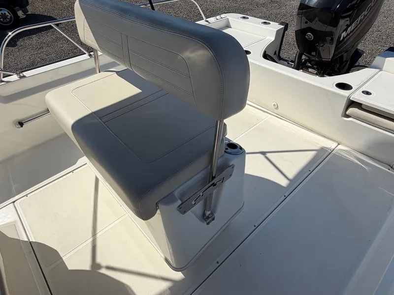 Slide: The Image of Boston Whaler 210 MONTAUK 2018 - 15