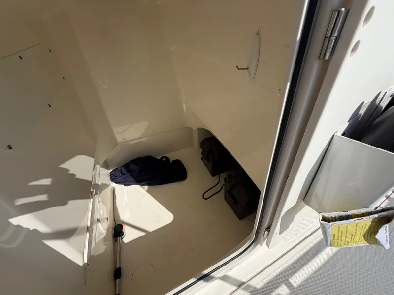 Slide: The Image of Boston Whaler 210 MONTAUK 2018 - 29