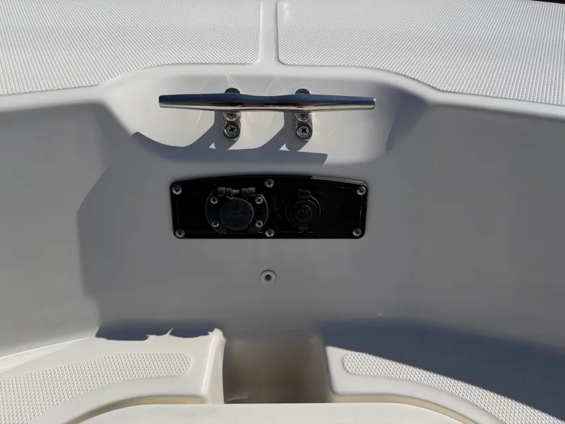 Slide: The Image of Boston Whaler 210 MONTAUK 2018 - 24