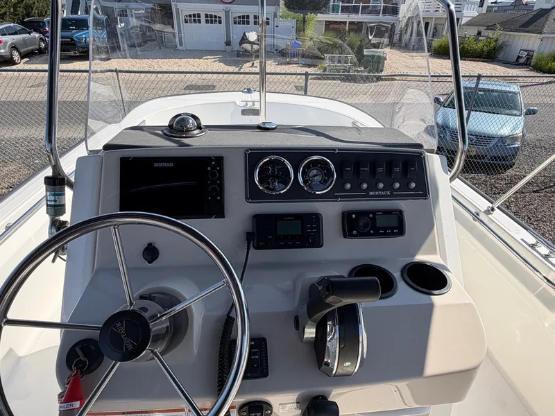 Slide: The Image of Boston Whaler 210 MONTAUK 2018 - 17