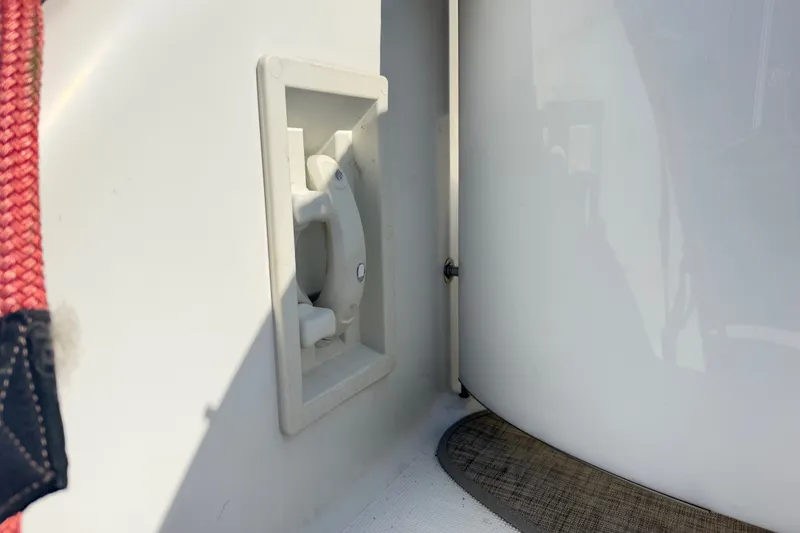 Slide: The Image of White handle on a 2003 Formula 37 Performance Cruiser boat. - 15