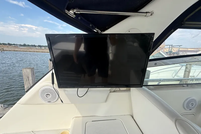 Slide: The Image of Flat-screen TV on 1996 Sea Ray Sundancer 370 yacht, docked by the water. - 15