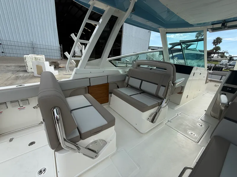 Slide: The Image of Boston Whaler 330 Vantage 2027 - 17