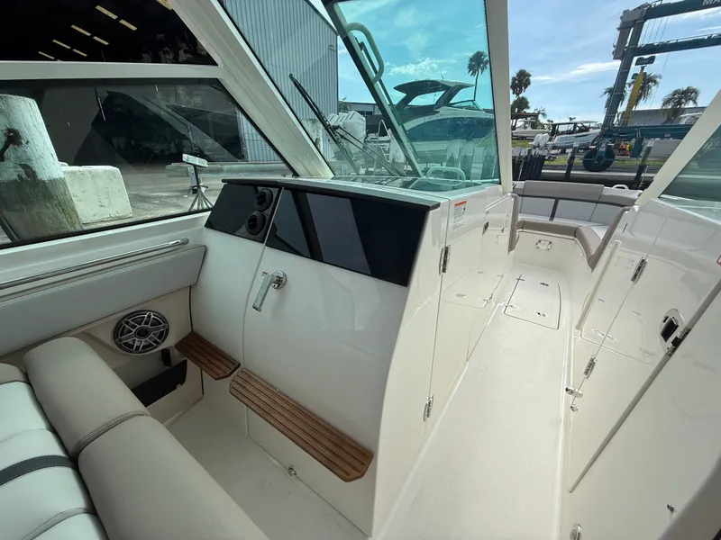 Slide: The Image of Boston Whaler 330 Vantage 2027 - 14