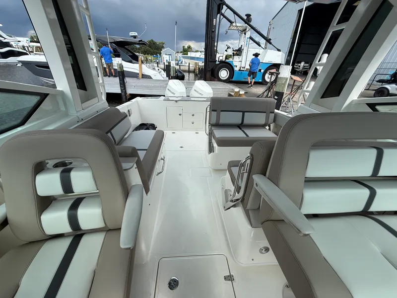 Slide: The Image of Boston Whaler 330 Vantage 2027 - 15