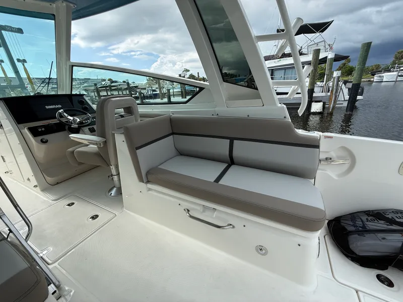 Slide: The Image of Boston Whaler 330 Vantage 2027 - 16