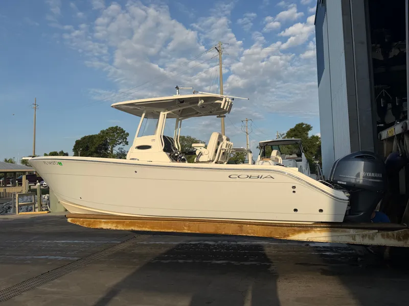 Slide: The Image of Cobia 262 Center Console 2020 - 45