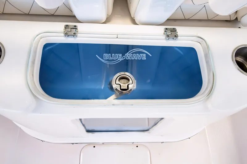 Slide: The Image of Livewell on 2021 Blue Wave 2800 Makaira boat, featuring a secure latch and blue interior. - 34