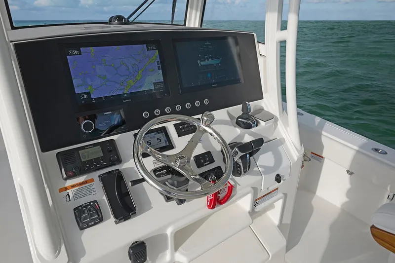 Slide: The Image of Steuerkonsole des Regulator 30XO Bootes, Baujahr 2026, auf offenem Meer. - 10