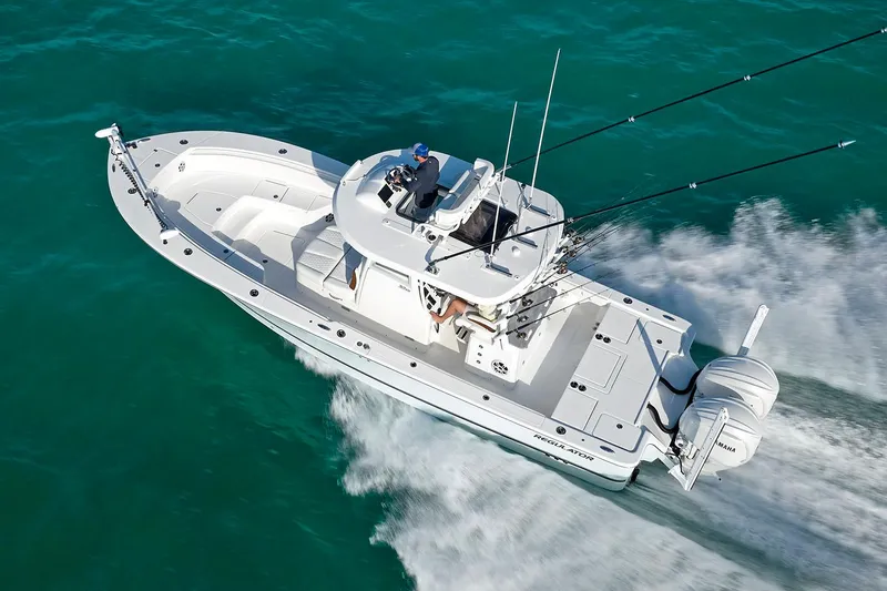 Slide: The Image of Barco Regulator 30XO 2026 navegando rápidamente en mar abierto. - 7