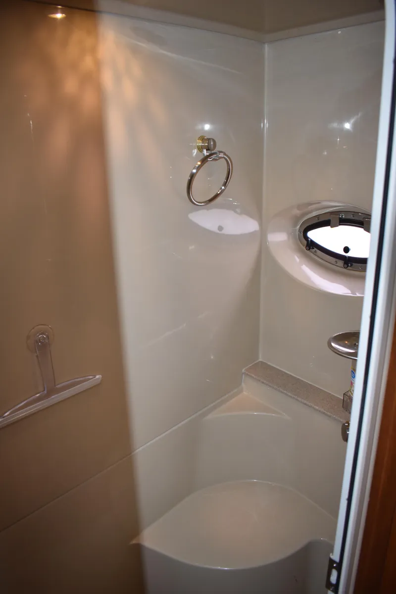 Slide: The Image of Badezimmer in einer Cruisers Yachts 415 Express Motoryacht von 2006 mit Dusche und Bullauge. - 20