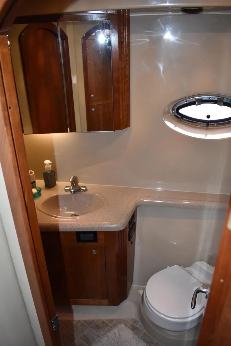 Slide: The Image of Badezimmer mit Holzschränken, Waschbecken, Toilette und Bullauge in einer Yacht. - 19