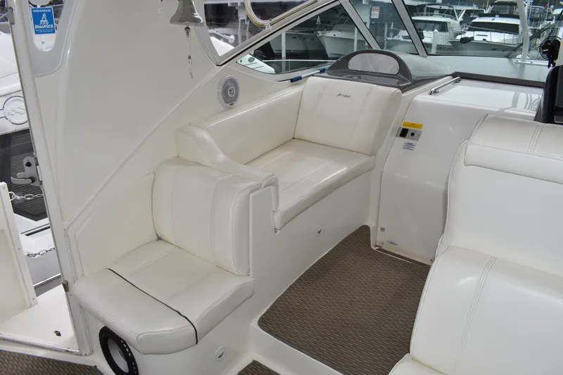 Slide: The Image of Innenraum einer Cruisers Yachts 415 Express Motoryacht von 2006 mit weißen Ledersitzen. - 3