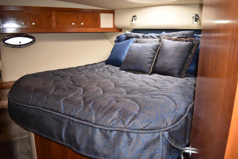 Slide: The Image of Luxuriöses Schlafzimmer mit einem großen, gemütlichen Bett und blauen Kissen in einer Yachtkabine. - 18