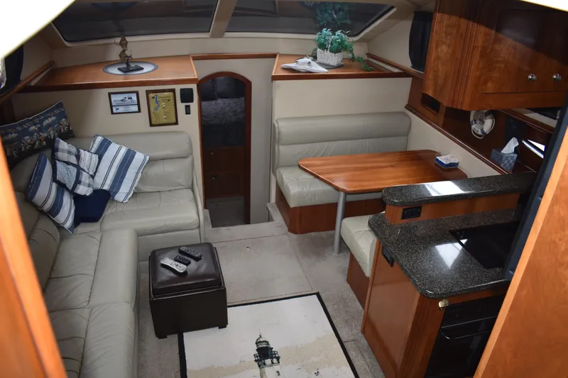 Slide: The Image of Innenraum der 2006 Cruisers Yachts 415 Express Motoryacht mit gemütlichem Sofa und Esstisch. - 5