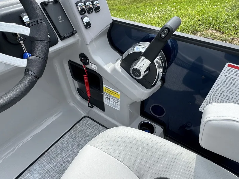 Slide: The Image of Harris Cruiser 230 2026 - 14