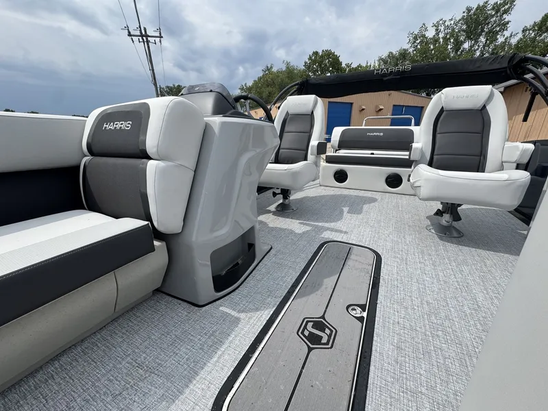 Slide: The Image of Harris Cruiser 230 2026 - 19