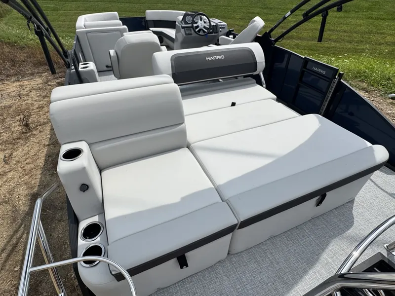 Slide: The Image of Harris Cruiser 230 2026 - 4