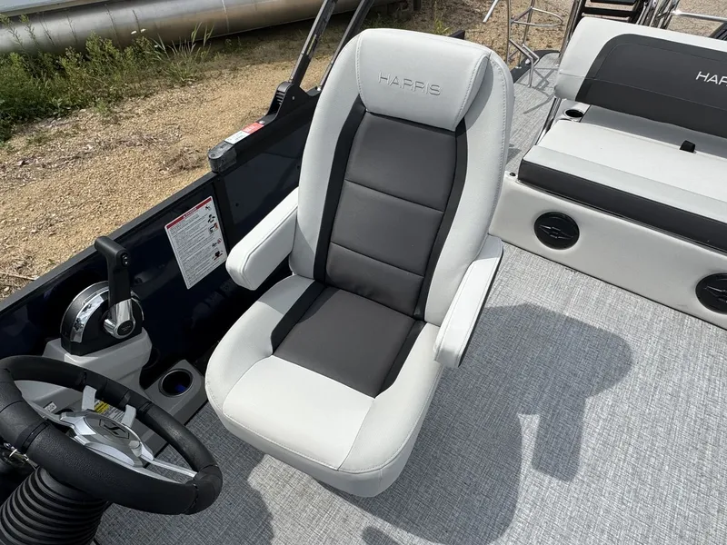 Slide: The Image of Harris Cruiser 230 2026 - 8