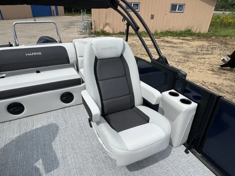 Slide: The Image of Harris Cruiser 230 2026 - 16