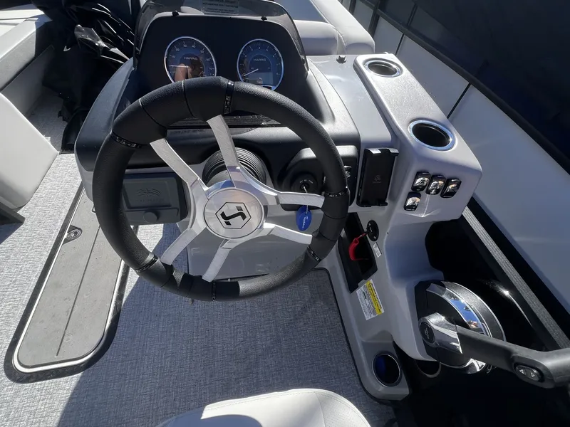 Slide: The Image of Harris Cruiser 230 2026 - 5