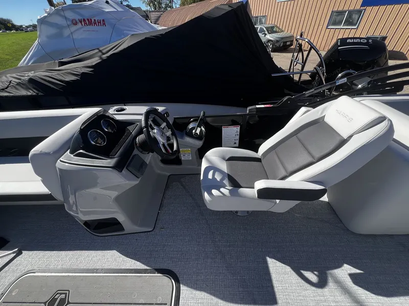 Slide: The Image of Harris Cruiser 230 2026 - 3