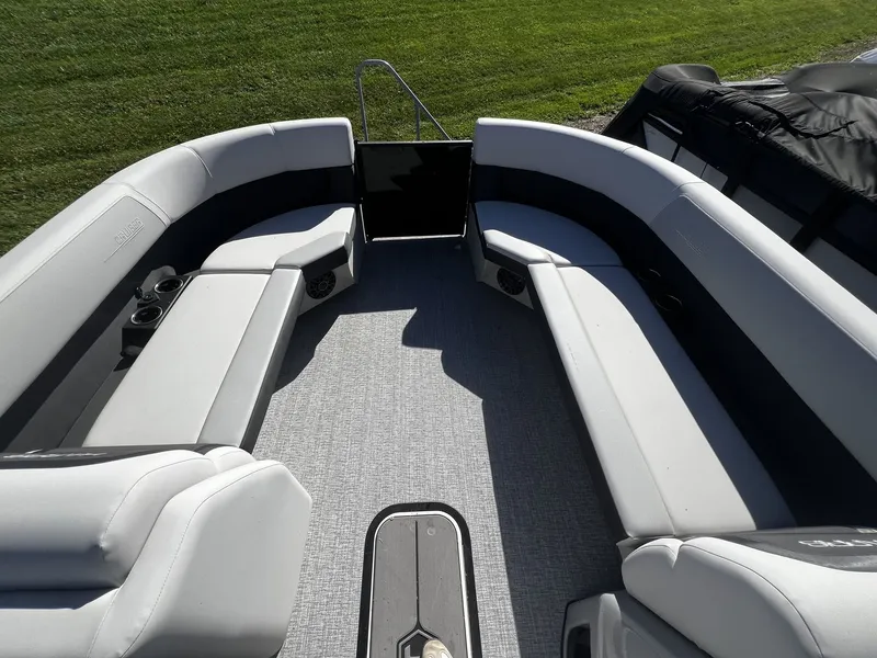 Slide: The Image of Harris Cruiser 230 2026 - 10